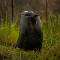 Ladda upp bild i Galleri visare, Vikingekrus Thors Hammer Horn (600-800 ml), et indviklet udskåret drikkehorn udsmykket med traditionelle nordiske designs, sidder oprejst på en plet af grønt græs. En forvitret træbaggrund tilføjer en rustik følelse til scenen, med Thors Hammer subtilt ætset i bunden.
