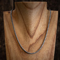 Ladda upp bild i Galleri visare, En sølvkæde-halskæde vist på en glat, lys træbuste med et naturligt træåremønster. Baggrunden er blødt sløret og fremhæver Halskæde Vredet Rævehale 3mm 925s Sølvs snoede rævehale-design, der minder om nordiske smykker-traditioner.