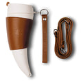 Ladda upp bild i Galleri visare, Vi presenterar Geden Kaffe Drickshorn Brun: en vit, hornformad kaffekopp inspirerad av ett modernt vikinga-Drickshorn. Den har brun läderhylsa med präglad logotyp och rem med texten "GOAT STORY". Setet är av BPA-fri plast och innehåller läderrem och extra lång läderrem.