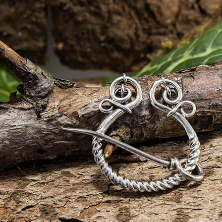 Hitta en snygg viking brosch för att komplettera din look