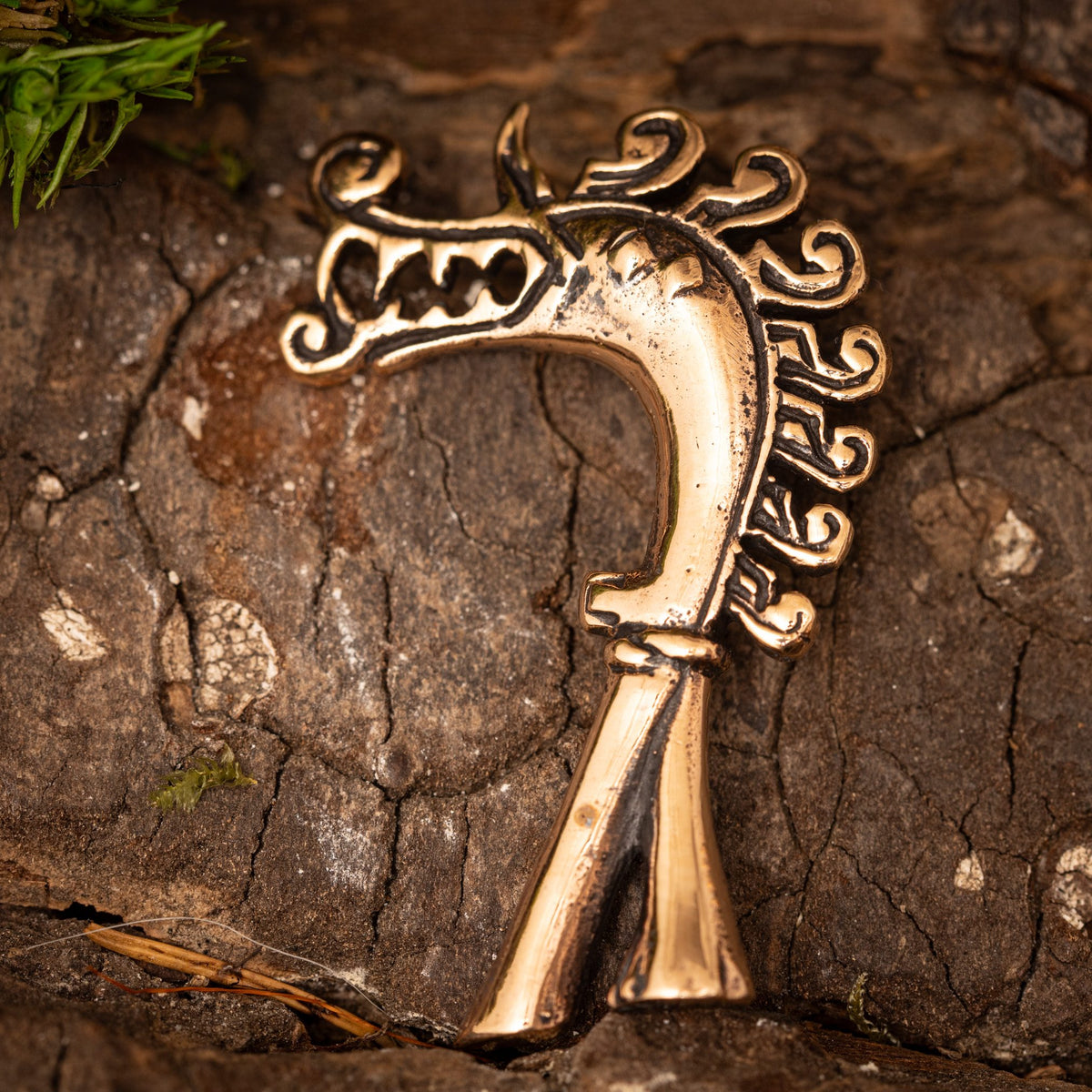Bronshänge med varghuvud och horn – bild 1