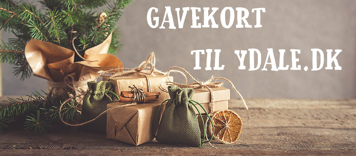 En scene med juletema med gaveindpakkede gaver i brunt papir og grønne stofposer bundet med sejlgarn. En fyrregren tilføjer et festligt præg. Tekst på billedet lyder: "GAVEKORT TIL YDALE.DK - 400KR" med hvide, store bogstaver.