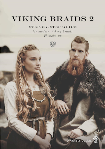 Omslag til bogen "Viking Braids 2 (Eng) - Trin-for-trin guide til moderne vikingefletter og make-up." Den har to personer med udførlige vikingeflettede frisurer og vikingeinspireret påklædning, der står i udendørs omgivelser. Teksten lyder "Trin-for-trin guide til moderne vikingefletter & make-up" af Annette Collin.