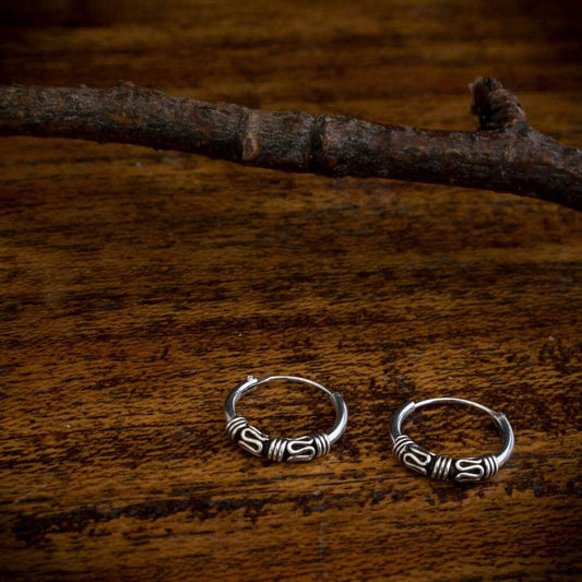 Flotta örhängen i etnisk design, inspirerade av vikingatiden och medeltiden. Snygga örhängen i äkta silver!