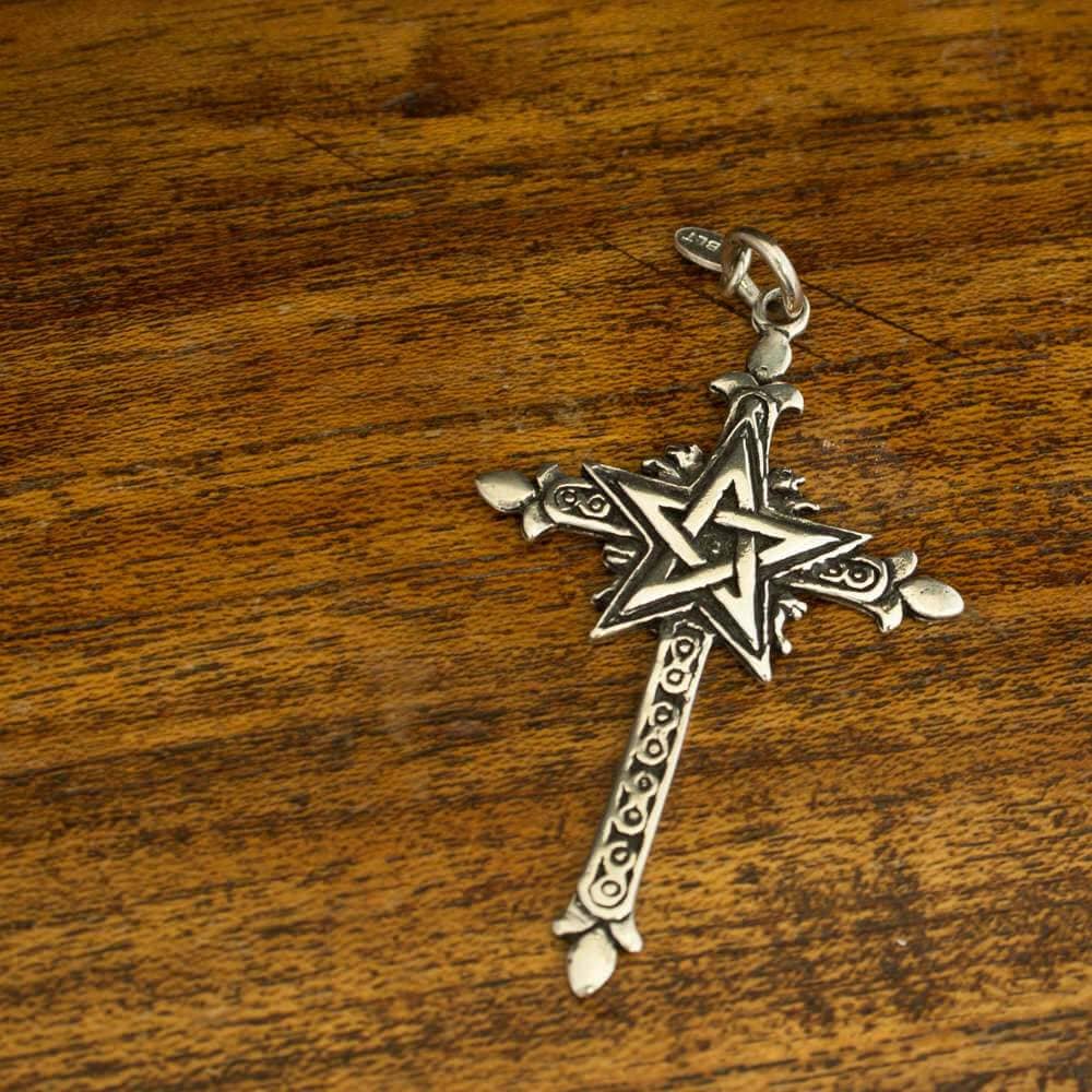 Snyggt gothkors i läcker keltisk design, tillverkat av äkta 925s Sterling Silver!